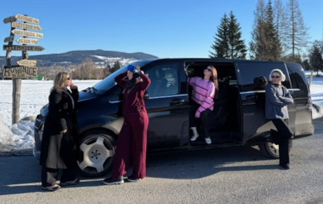 Mercedes-Benz V-Class 4x4 na horách, pohodlné cestování pro skupinu přátel