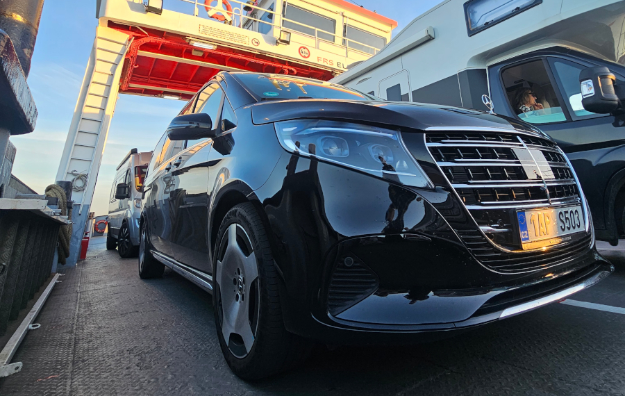 Mercedes-Benz V-Class na trajektu během cesty do zahraničí