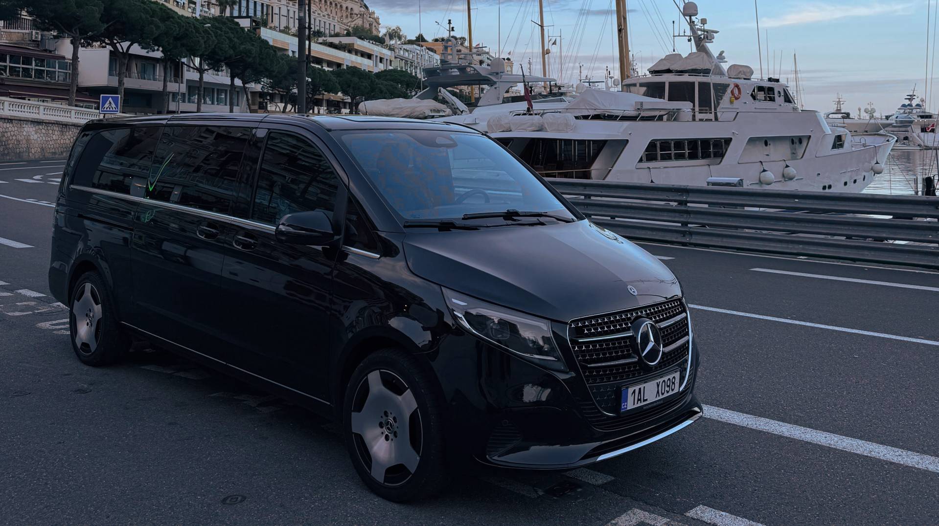 Luxusní vůz Mercedes-Benz pro VIP přepravu