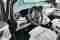 Interiér Mercedes-Benz V-Class s koženými sedadly, volantem a moderní palubní deskou